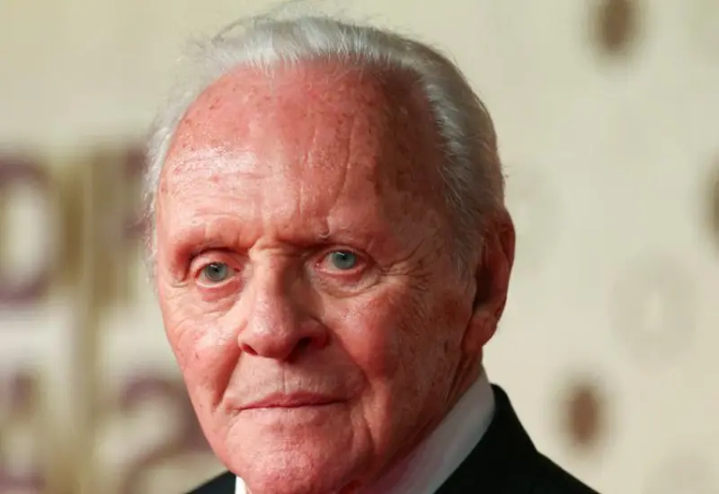 El actor Anthony Hopkins, quien a sus 88 años, se prepara para lanzar su primer álbum de música clásica en agosto, iniciando así una nueva carrera.