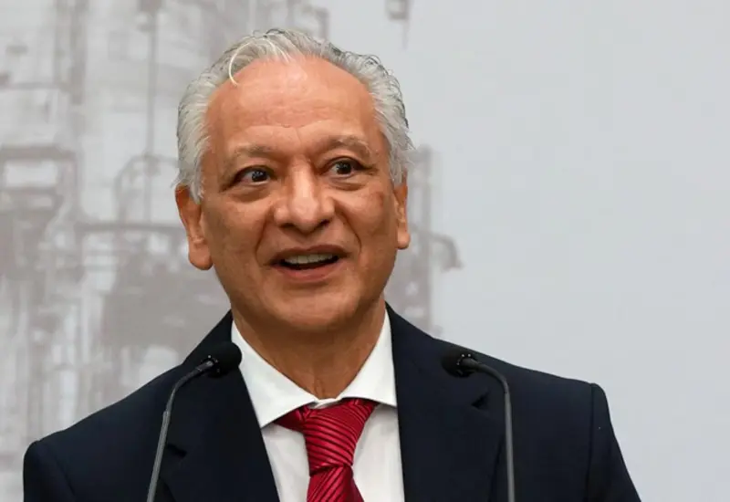 El exdirector de Pemex, Víctor Rodríguez Padilla, es fotografiado durante su detención por autoridades, acusado de violencia familiar contra su esposa.