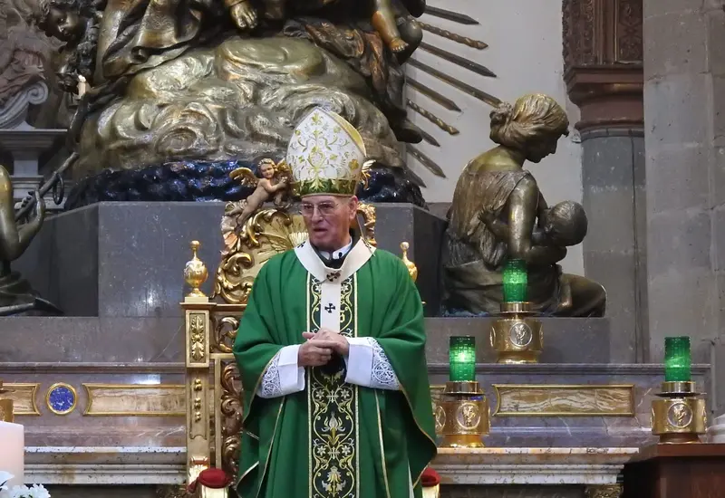 El arzobispo exhorta a los fieles a no enriquecerse con dinero mal habido, pidiendo privilegiar la palabra de Dios sobre los bienes materiales.