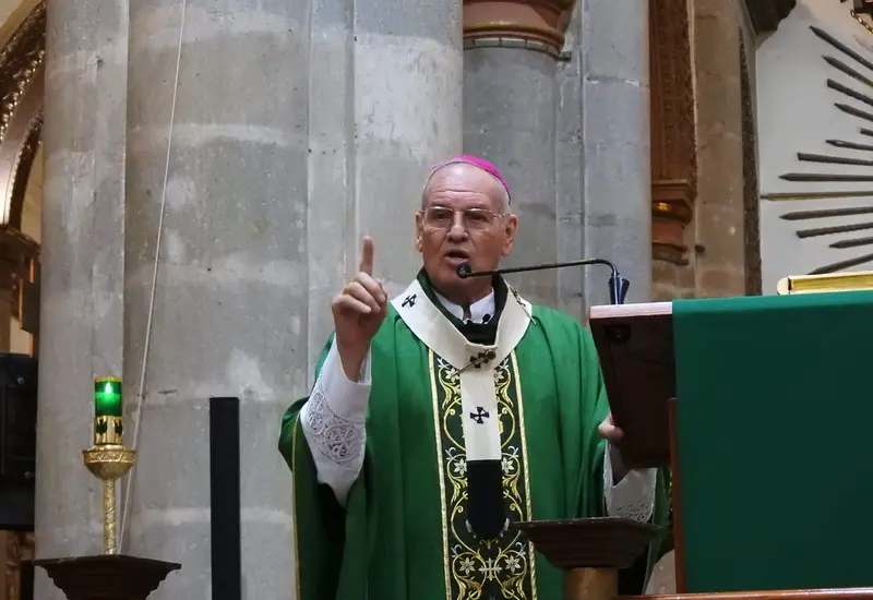 El arzobispo se dirige a los fieles católicos, pidiéndoles que oren por sus hermanos para enfrentar la maldad sin caer en la venganza.