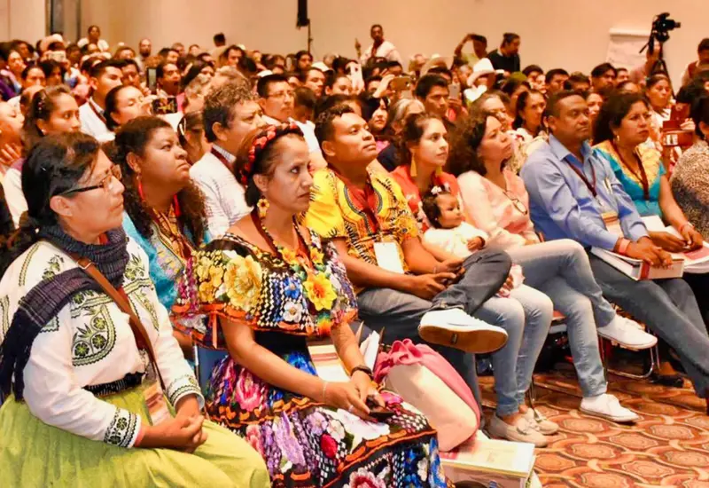 Miembros del INPI, Segob y otras organizaciones durante una asamblea para la consulta de la Ley de Pueblos Indígenas y Afromexicano.