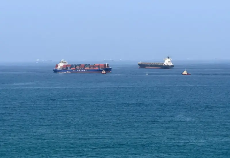 Un buque de carga navega en el mar Rojo frente a las costas de Yemen, continuando su ruta tras repeler un ataque.