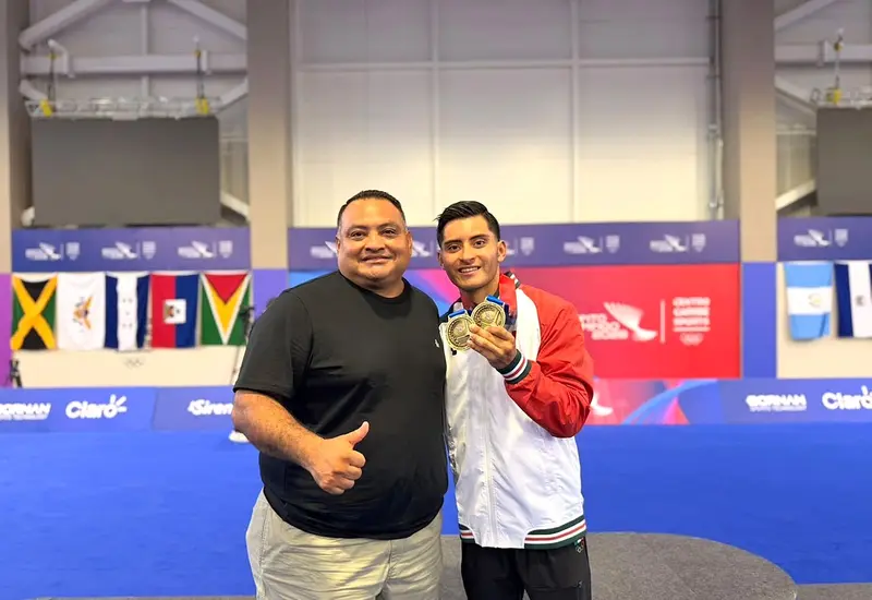 El atleta Arroyo posa junto a su padre y entrenador, Víctor Hugo Arroyo Granados, tras su sublime participación en los Juegos Centroamericanos.