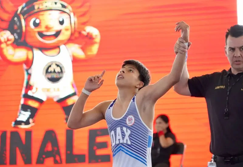 Un atleta o representante mexicano se muestra con determinación, listo para competir y poner en alto el nombre de México en un evento internacional.