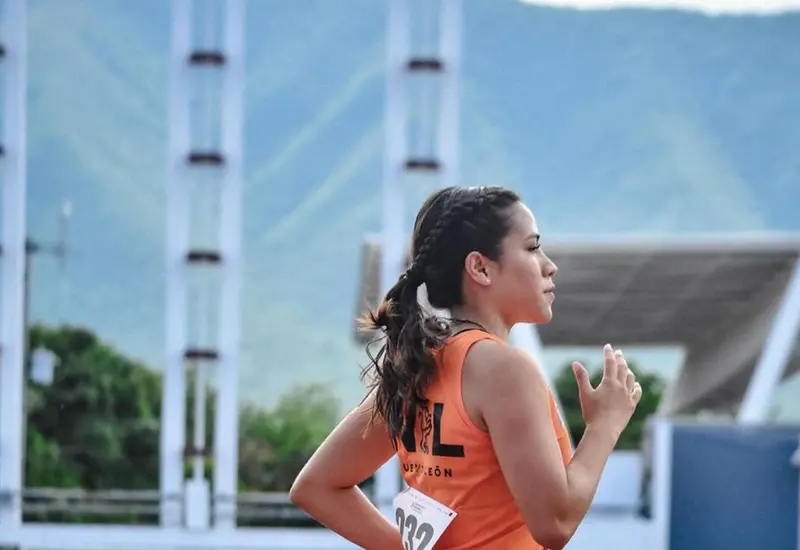 La atleta mexicana Paulina Ortiz posa con determinación, enfocada en su objetivo de representar a México en los Juegos Centroamericanos y del Caribe.