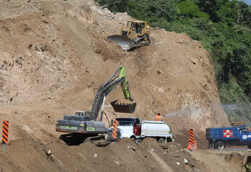 Vista de los trabajos de construcción en la megaobra de la carretera Pochutla-Huatulco, la cual presenta un notable avance.