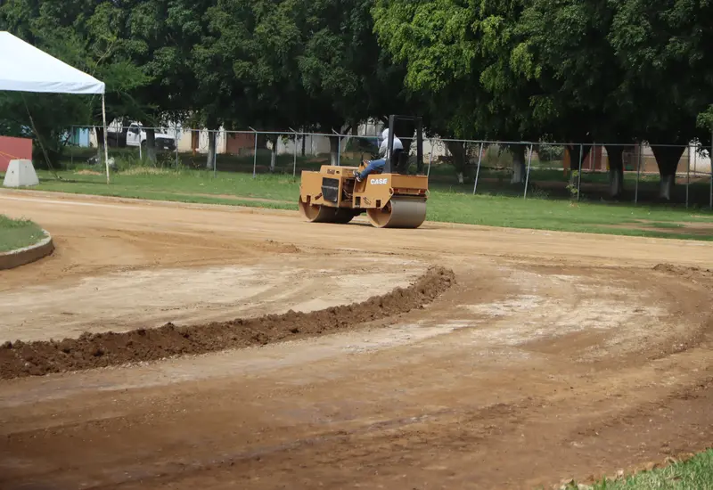 Avance en los trabajos de construcción y compactación del terreno para la nueva pista de atletismo de tartán en el municipio de Zaachila.