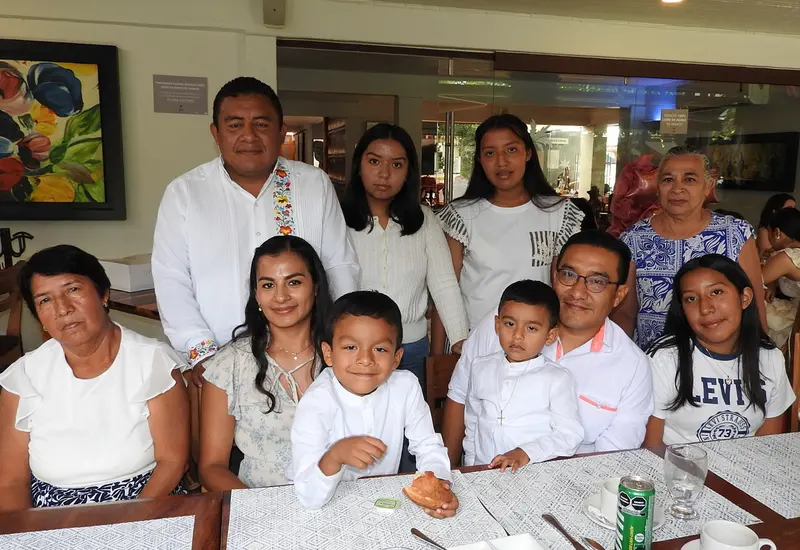 Los hermanos Axel y Ander Melgar Mijangos junto a sus padres y padrinos, reunidos para la celebración de su bautismo en Oaxaca.