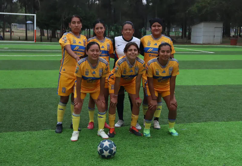 El equipo de Bayer celebra después de una exitosa doble jornada deportiva en la que consiguieron sumar cuatro valiosos puntos.