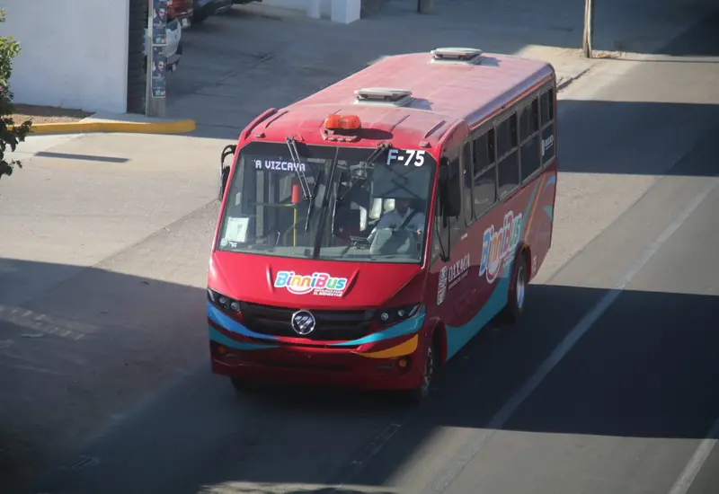El BinniBus, un autobús de transporte público, ofrece viajes gratuitos para que los asistentes puedan llegar a las ferias de la Guelaguetza 2026.