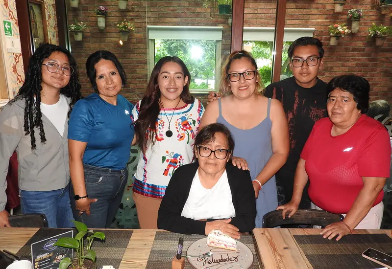 Blanca Isabel Santiago Jiménez celebra su cumpleaños número 60, posando felizmente junto a su hija, nieto y demás familiares en Oaxaca.