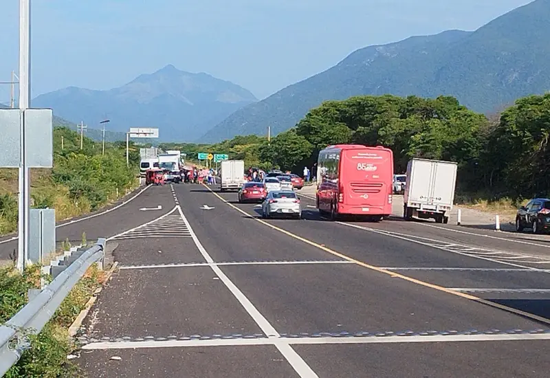Vecinos de la colonia La Soledad bloquean la Carretera Panamericana para protestar por la falta de suministro de agua potable en la zona.