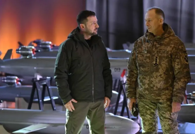 El comandante Oleksander Syrskyi (derecha) es relevado del mando del Ejército de Ucrania por su sucesor, el general Myhailo Drapatyi.