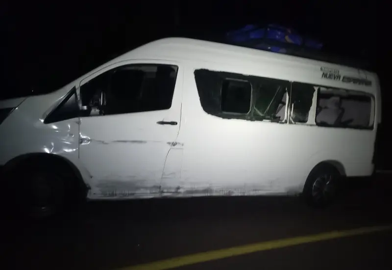 Fotografía de la camioneta involucrada en el accidente de tránsito contra una motocicleta, donde resultaron lesionados dos adolescentes.