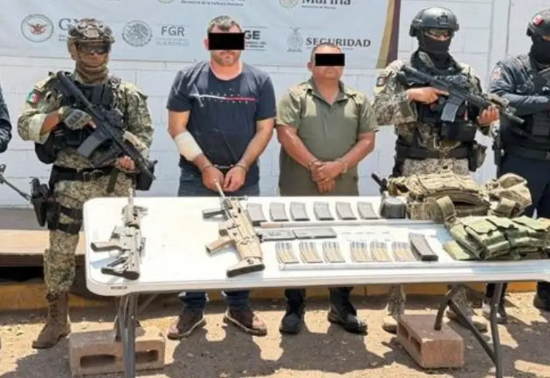 Dos camionetas abandonadas que contenían un arsenal en su interior, aseguradas por elementos de la defensa en el municipio de Mazatlán.