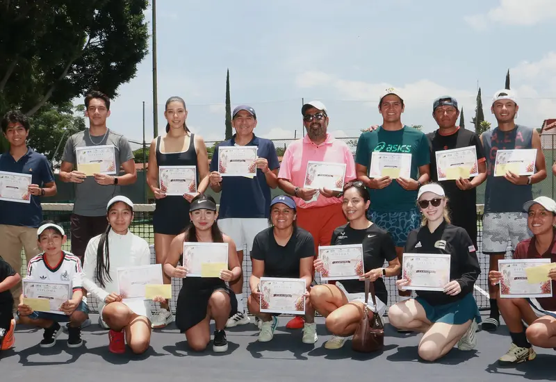 Los campeones y finalistas de las diferentes categorías del torneo de tenis Lunes del Cerro posan juntos para la foto de premiación.