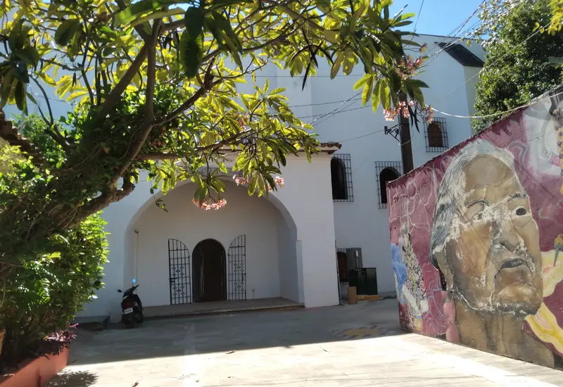 Un grupo de artistas locales participa sobre el escenario durante la nueva edición del evento cultural 'El Canto del Bigari' en Tehuantepec.