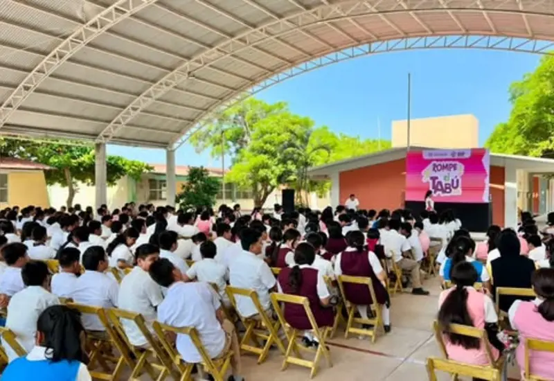 Un grupo de 327 estudiantes adolescentes de Juchitán participan en un taller de capacitación sobre autocuidado y sus derechos sexuales y reproductivos.