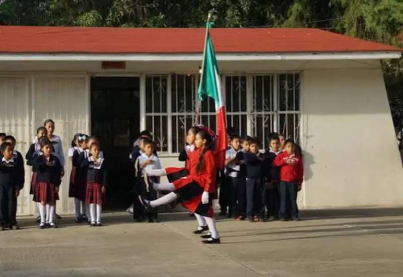 Personal docente del Istmo realiza la captura y validación de calificaciones en una computadora para finalizar el ciclo escolar sin contratiempos.