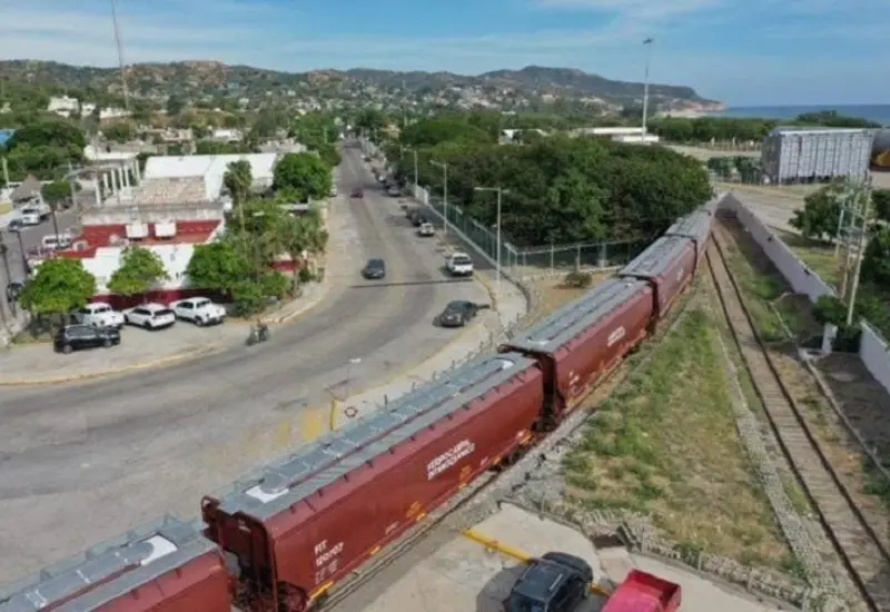 Cientos de automóviles nuevos estacionados en el muelle del puerto de Salina Cruz, listos para ser exportados en un buque hacia Estados Unidos.