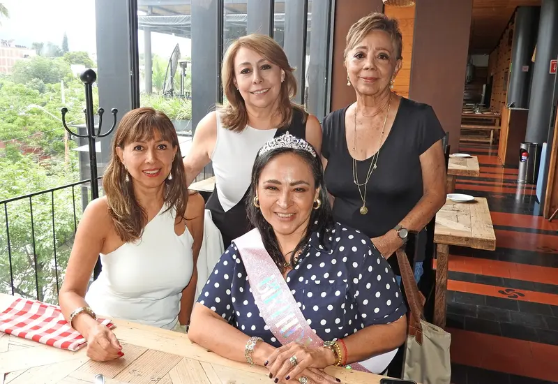 Carmen Boza celebra su cumpleaños sonriendo junto a sus amigas Arely Ocampo, Lucía Acevedo y Conchita Núñez durante un convivio.