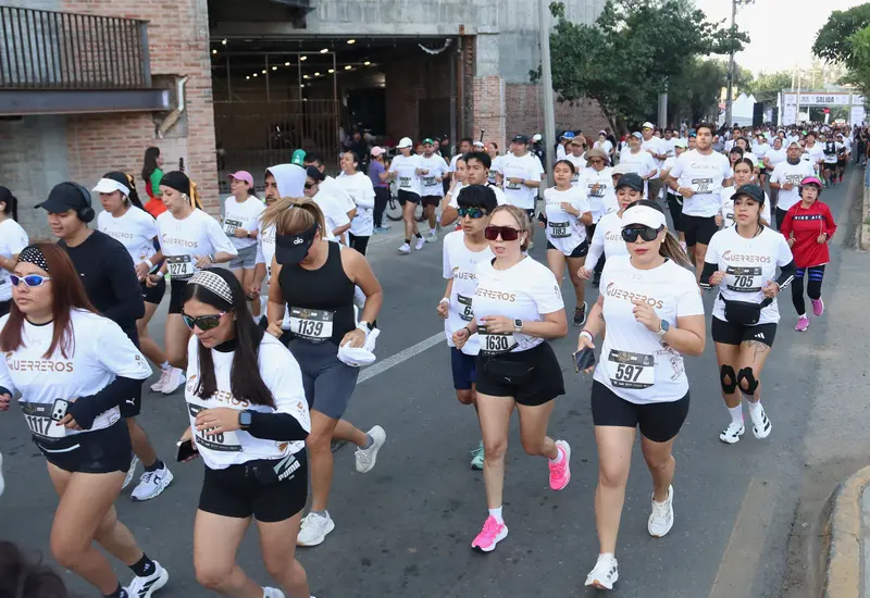 Una multitud de mil 900 atletas participa con gran energía en la carrera deportiva Ruta Guerrera, celebrando el espíritu de la competencia.