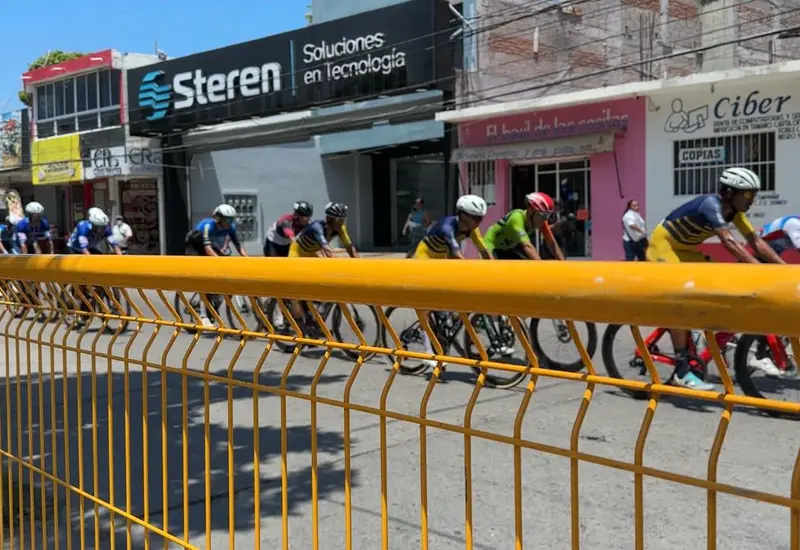 Larga fila de vehículos detenidos en el tráfico de Juchitán, causado por una competencia ciclista que generó inconformidad entre los conductores locales.