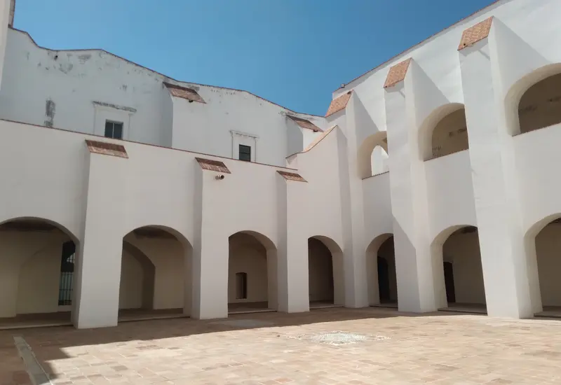 Una casa antigua y dañada en Tehuantepec, parte del patrimonio histórico afectado por el abandono tras el sismo de 2017.