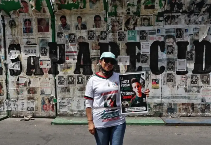 Colectivos realizan la última 'cascarita por la memoria' en Paseo de la Reforma como un llamado de justicia por las personas desaparecidas.