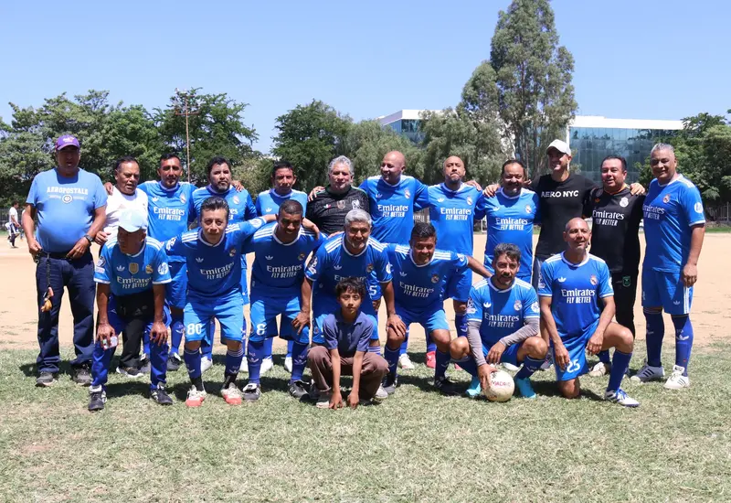 El equipo de futbol Cementerito celebra su pase a la ronda de semifinales del torneo de Leyendas tras su partido contra Mezcal Barranco.