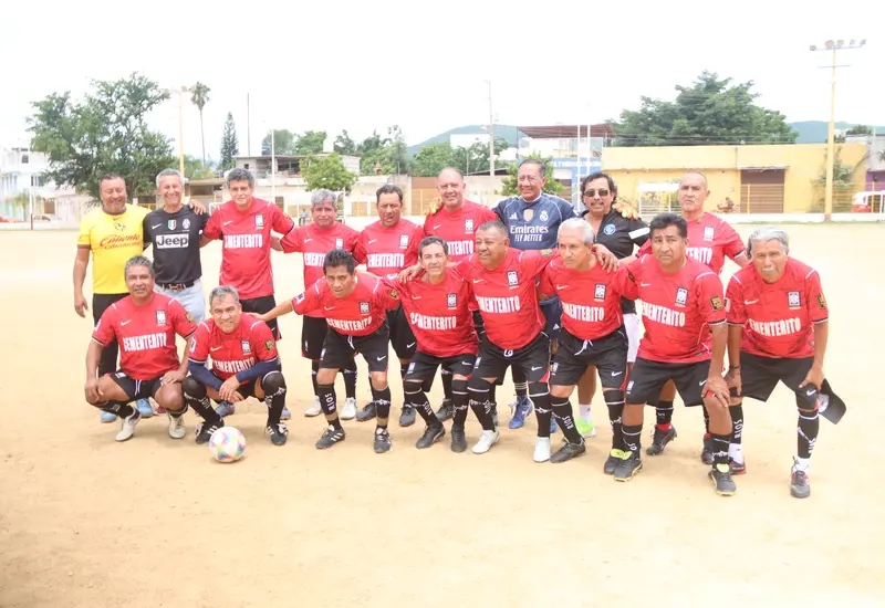 Jugadores del equipo de fútbol Cementerito en acción durante el partido donde se llevaron la victoria y los tres puntos contra Xoxocotlán.