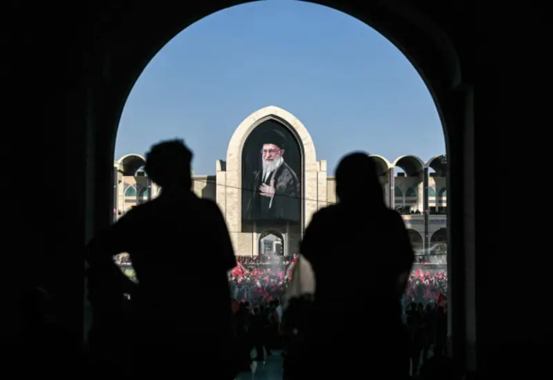 Una de las ceremonias fúnebres en Irán para despedir al líder supremo Ali Jamenei, a la que asisten miles de dolientes.