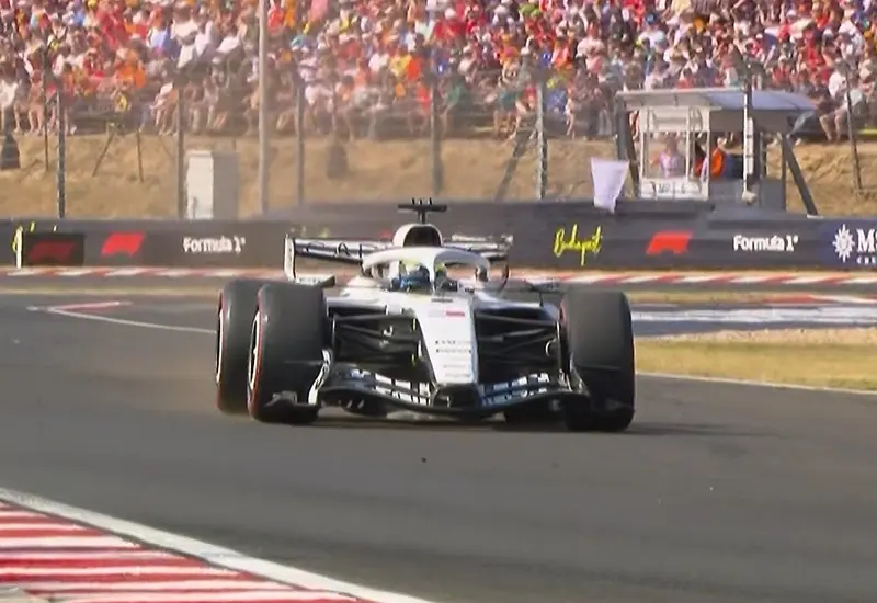 El piloto mexicano Sergio 'Checo' Pérez durante el Gran Premio de Hungría, carrera que abandonó en lo que fue un domingo negro para él.