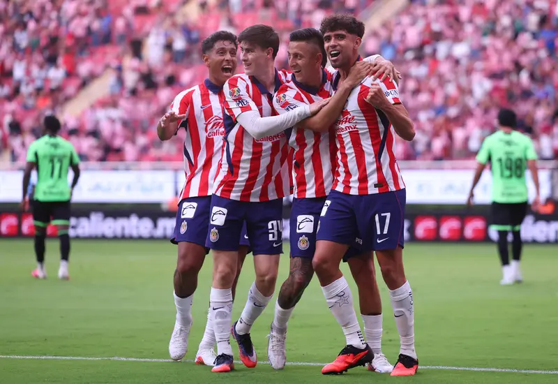 Jugadores de Chivas celebran su agónico triunfo en el Estadio Akron, logrando su primera victoria del torneo Apertura 2026.