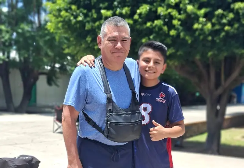 El atleta de LobOax, Christian Castillejos, posa junto a su abuelo y entrenador del club Panteras tras ganar bronce en el Festival Nacional.
