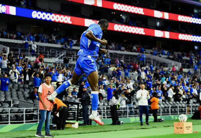 El delantero nigeriano Christian Ebere celebra su gol agónico que le dio el triunfo por remontada a Cruz Azul sobre el equipo de Puebla.