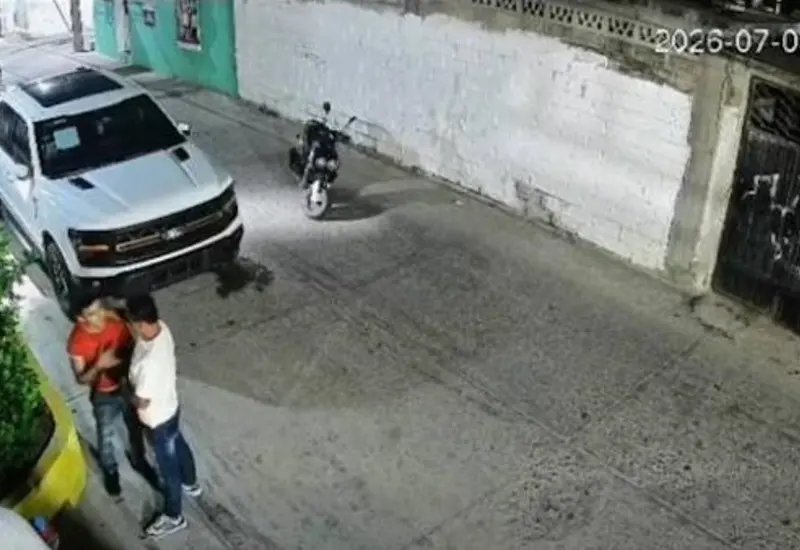 Un grupo de civiles somete en el suelo a un presunto delincuente que fue sorprendido mientras intentaba robar una camioneta en Tehuantepec.