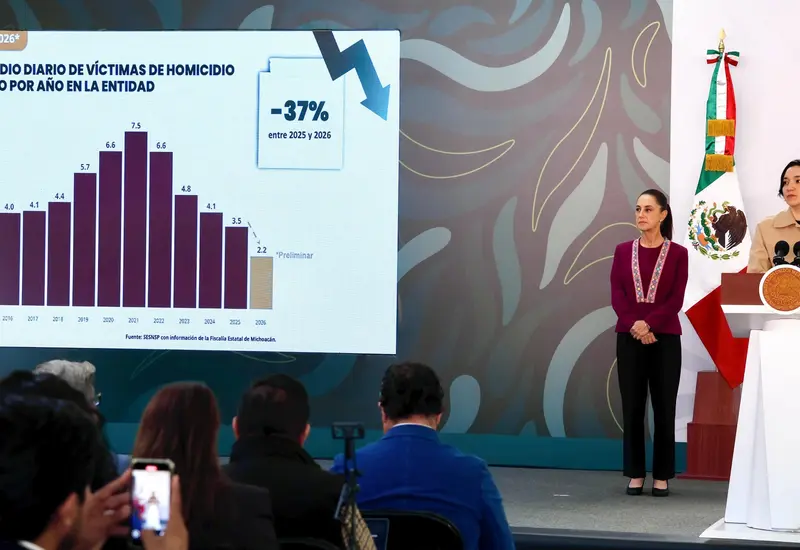 Claudia Sheinbaum habla sobre la estrategia de seguridad en Michoacán, destacando la baja de homicidios y la lucha para acabar con la extorsión.