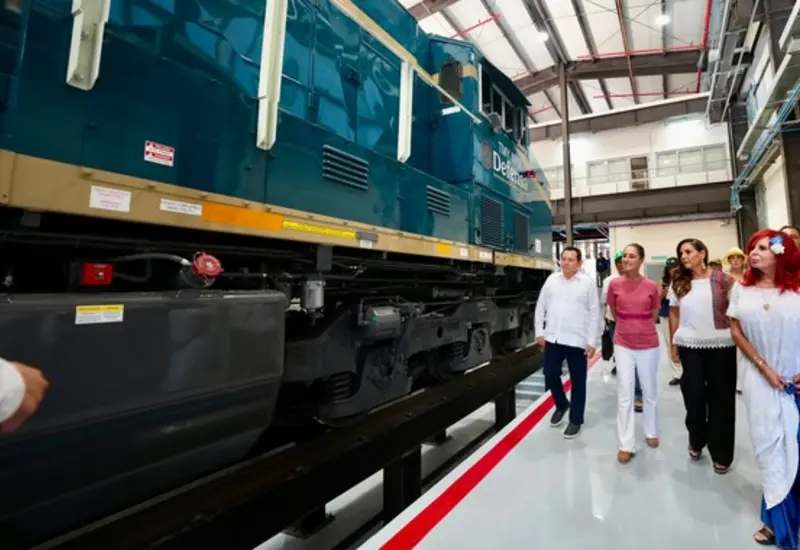 La Presidenta Claudia Sheinbaum realiza una supervisión en la estación Puerto Morelos, en el contexto de la llegada de locomotoras del Tren Maya.