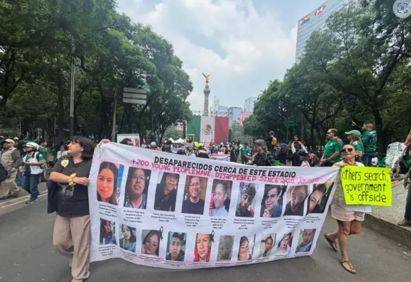 Colectivos protestan y acusan al Estado de proyectar una imagen de fiesta mientras se reportan más de mil casos de desaparición.
