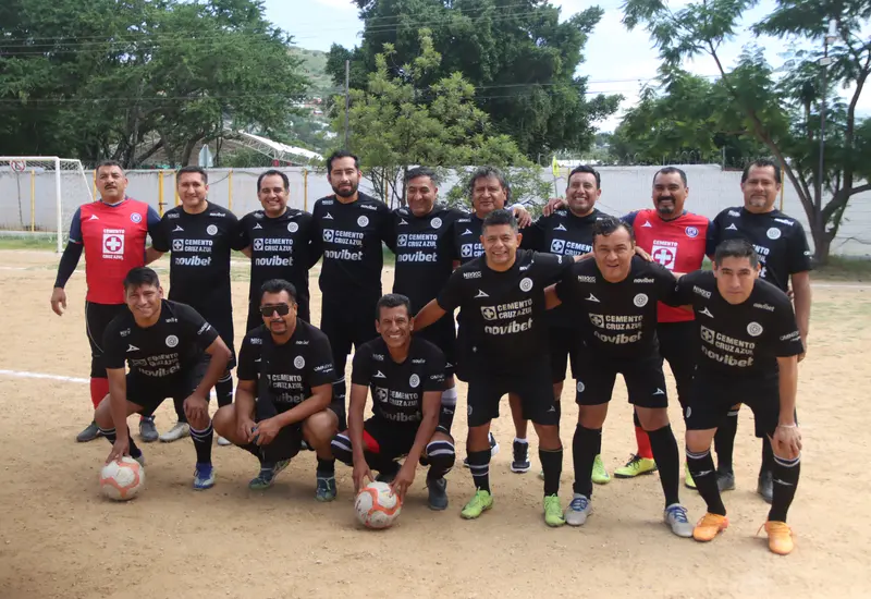 Jugadores del equipo Colvis en plena acción durante el partido de ida de las semifinales, donde tomaron la delantera en la serie.