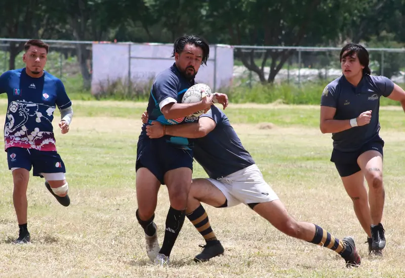 Jugadores en plena acción durante la intensa jornada de competencia del torneo Rugby Guelaguetza, celebrado en la ciudad de Oaxaca.