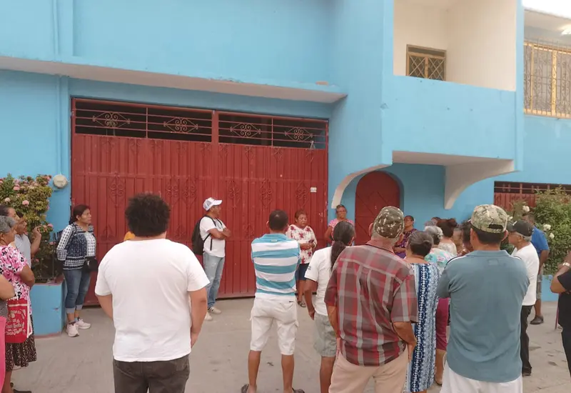 Un grupo de comuneros de Lieza reunidos en asamblea para exigir la destitución de su mesa directiva por la falta de informes financieros.