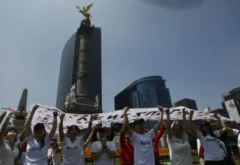 Integrantes de la comunidad venezolana rinden un homenaje en el Ángel de la Independencia para agradecer el apoyo de México tras el terremoto.