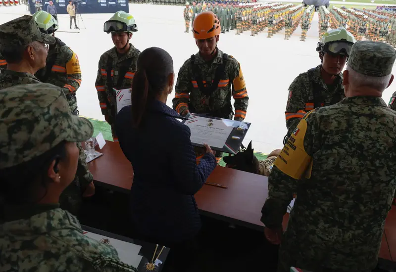 Soldados mexicanos reciben una condecoración en ceremonia oficial por su heroica misión de rescate y apoyo solidario en Venezuela.