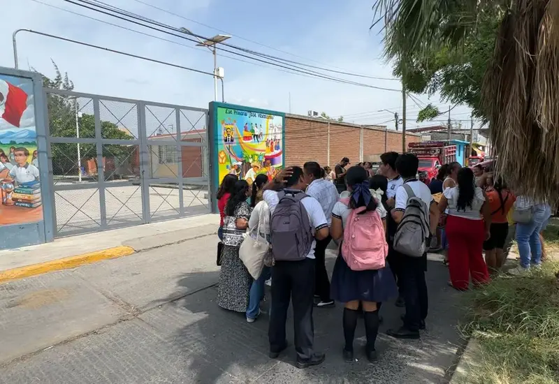 Padres de familia de una primaria en Juchitán protestan por un reacomodo escolar que podría separar a los alumnos por rendimiento académico.