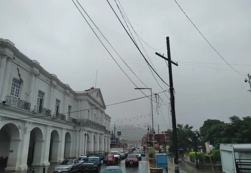 Consejales del ayuntamiento de Tehuantepec denuncian públicamente el incumplimiento a la ley por la falta de sesiones de Cabildo semanales en el municipio.