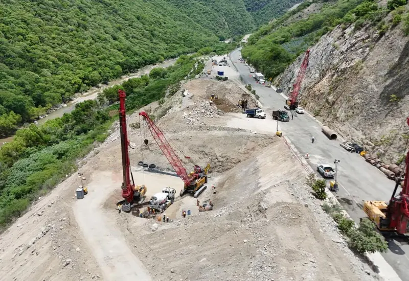 Avance en la construcción del puente El Tornillo, obra clave de la autopista Mitla-Tehuantepec que conectará los Valles Centrales con el Istmo.