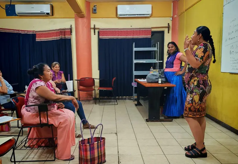 Artesanos de Tehuantepec son convocados para registrarse en el padrón municipal, lo que les dará acceso a capacitación y espacios de venta.