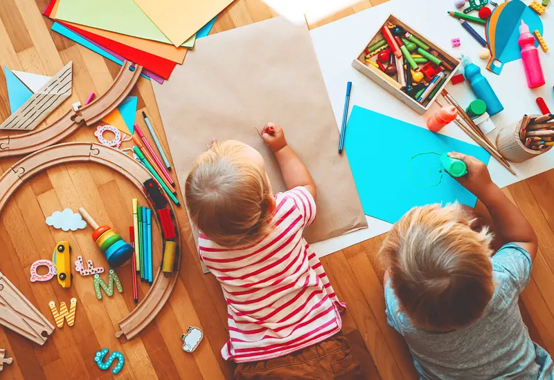 Niños y niñas se divierten realizando manualidades y juegos creativos que fortalecen su desarrollo durante el periodo de vacaciones escolares.
